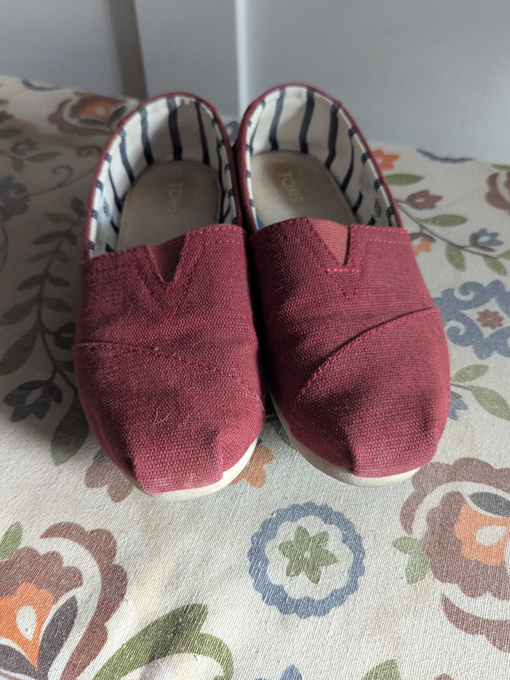 Toms Kids Slip-On Sneakers in Burgundy Canvas